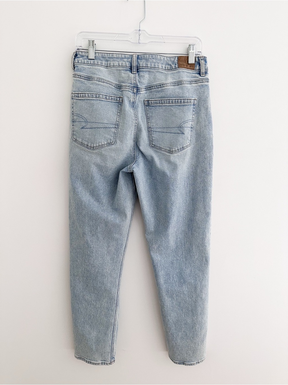American Eagle Outfitters Strigid Mom Jean Light Wash Straight Leg Size 8 - Picture 8 of 9